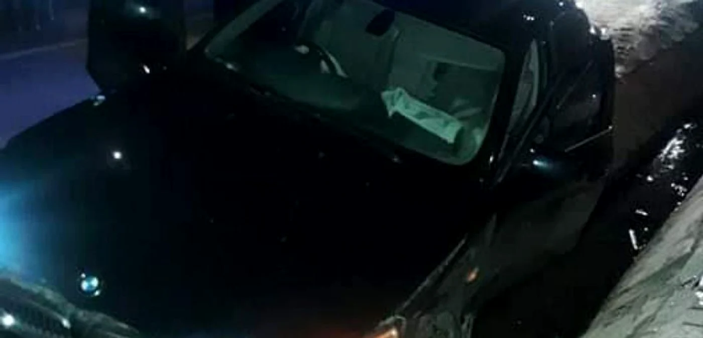 Şoferul de ocazie a intrat cu BMW-ul într-un podeţ. FOTO: Arhivă personală