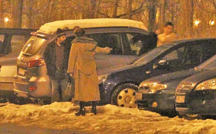 Ioan Gyuri Pascu, admiratoarea lui şi fiul acesteia ies din club şi se îndreaptă spre maşină