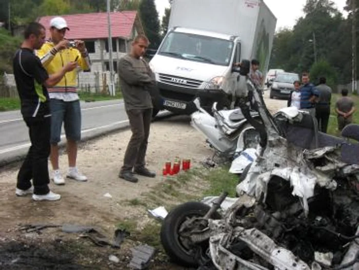 Râmnicu Vâlcea: Tinerii au venit să pună lumânări la accidentul şocant de la Slătioara (GALERIE FOTO)