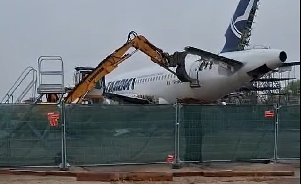 Avion Tarom, tăiat pentru a fi vândut la fier vechi. Specialist: „Asistăm la sfârșitul unui capitol din aviația românească”. Reacția companiei