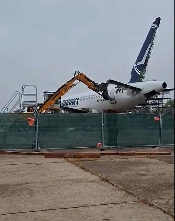 Un avion Tarom este distrus cu buldozerul
