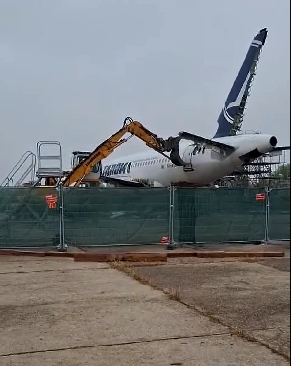 Un avion Tarom este distrus cu buldozerul