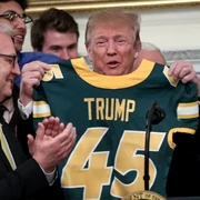 Preşedintele American Donald Trump a primit un tricou inscripţionat cu numele său pe el de la echipa campioană la fotbal în sezonul 2018 North Dakota State Bison în Sala Diplomatică de la Casa Albă în Washington DC Statele Unite ale Americii FOTO Gul