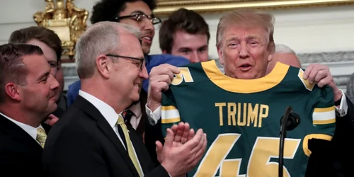 Preşedintele American Donald Trump a primit un tricou inscripţionat cu numele său pe el de la echipa campioană la fotbal în sezonul 2018 North Dakota State Bison în Sala Diplomatică de la Casa Albă în Washington DC Statele Unite ale Americii FOTO Gul