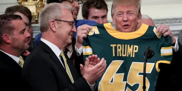 Preşedintele American Donald Trump a primit un tricou inscripţionat cu numele său pe el de la echipa campioană la fotbal în sezonul 2018 North Dakota State Bison în Sala Diplomatică de la Casa Albă în Washington DC Statele Unite ale Americii FOTO Gul