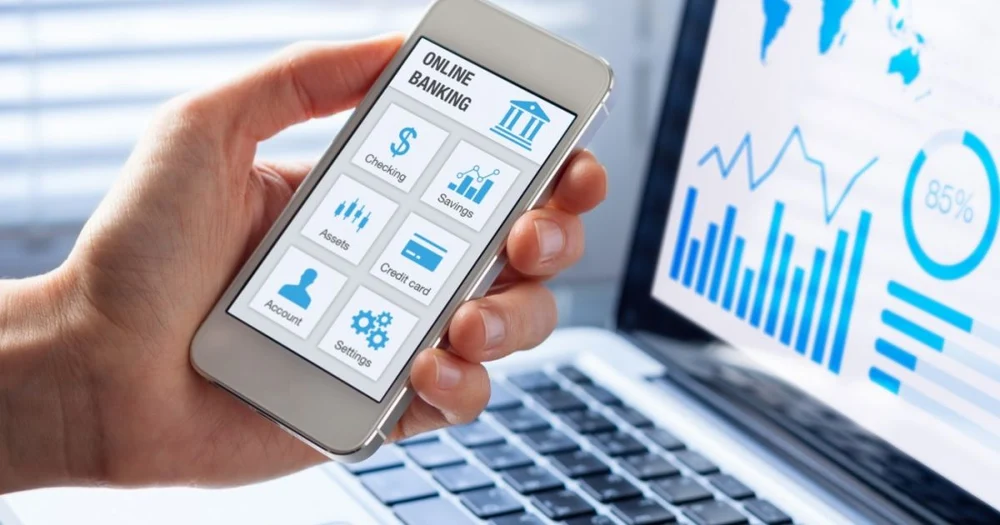 Cum a reușit șoferul unei mașini de gunoi să obțină acces în aplicațiile bancare și să contracteze credite de peste 110.000 de lei în numele a două persoane