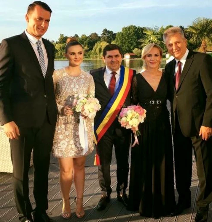 David Burghiu a fost cununat, în vara lui 2018, de cuplul Firea-Pandele. În fotografie apare și primarul Snagovului, care a oficiat căsătoria