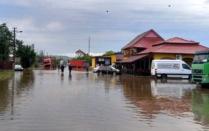 Inundaţii în Brad. Foto: Prefecyura Hunedoara.