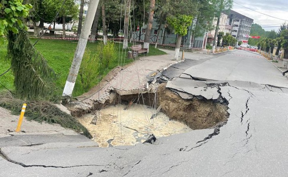 Mărturia unui bărbat din Slănic, întors acasă după surparea străzii: „Până acum două zile ușa stătea deschisă”