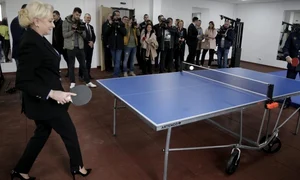 În campania electorală pentru alegerile prezidențiale 2019, Viorica Băncilă a mers cu bicicleta, a jucat ping pong și a sărutat icoane jpeg