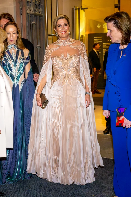 Regina Máxima a Țărilor de Jos a purtat o rochie plisată, la Paris