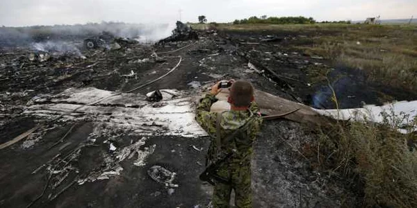 Un separatist prorus se află la locul prăbuşirii avionului Malaysia Airlines Boeing 777 în regiunea Donetk