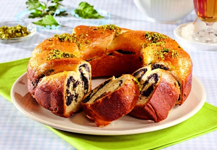 Pe langa traditionalul cozonac cu nuca si cacao, noi iti propunem să prepari si unul cu mac si romclickpoftabuna.ro