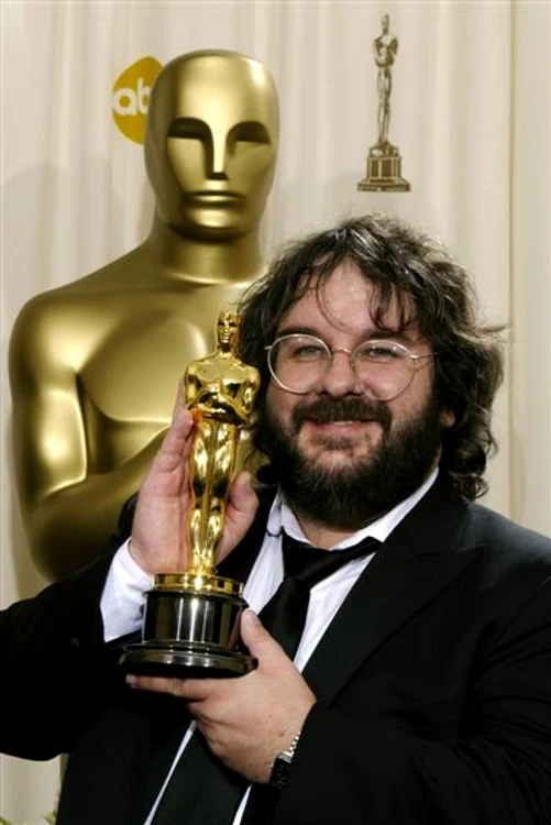 Regizorul Peter Jackson cu Oscarul pentru cel mai bun scenariu adaptat.