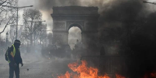 Demonstraţie violentă a vestele galbene la Paris FOTO EPA-EFE / Julien De Rosa