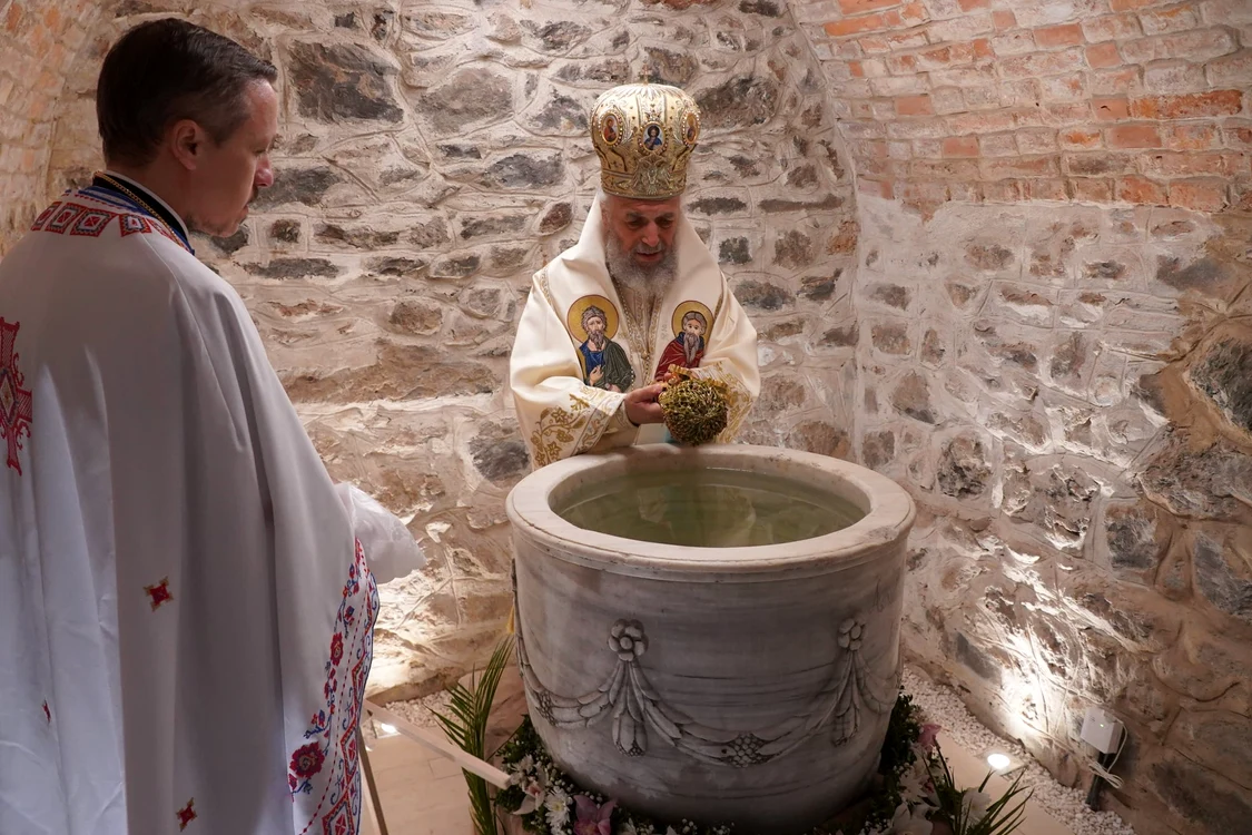 Apa din izvor vindecătoare este oferită credincioșilor FOTO: Arhiepiscopia Dunării de Jos