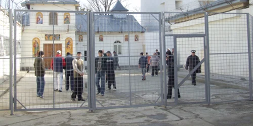 După gratii, puşcăriaşii sunt permanent în vizorul poliţiei
