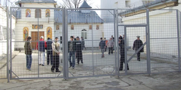 După gratii, puşcăriaşii sunt permanent în vizorul poliţiei