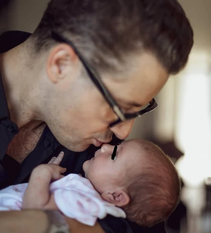 
    Adi Sînă, „topit” după mezina familiei Foto: Instagram   