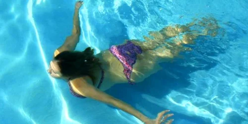 Timpul record în care o persoană a putut să-şi ţină respiraţia sub apă este de 20 de minute şi 21 de secunde