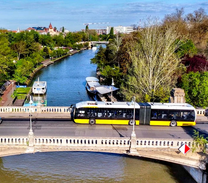 Autobuzul Karsan pe podul Mihai Viteazu FOTO Primăria Timișoara