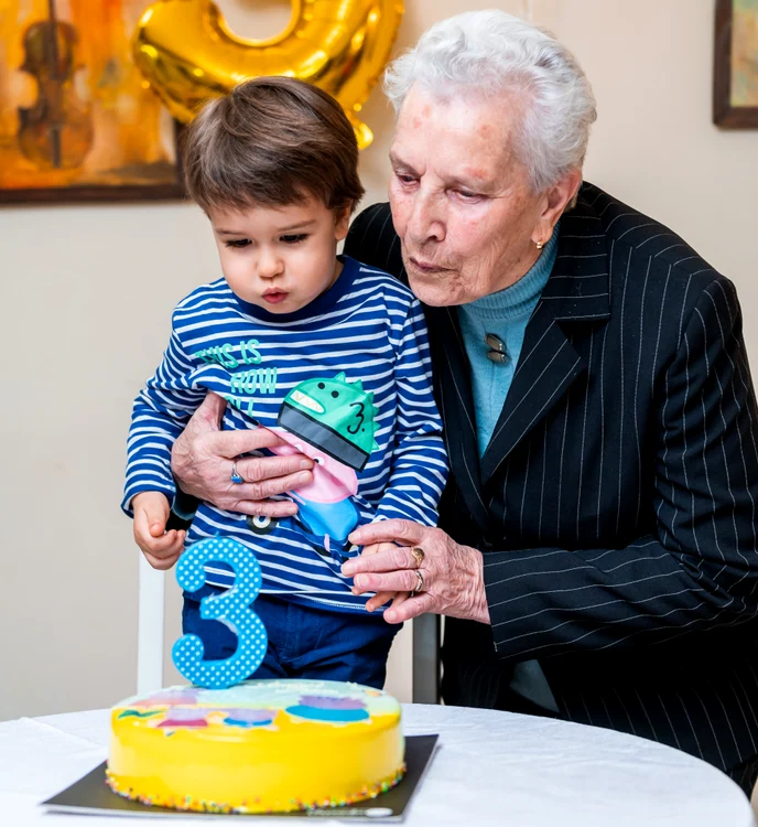 Strănepotul și străbunica, serbați în aceeași zi