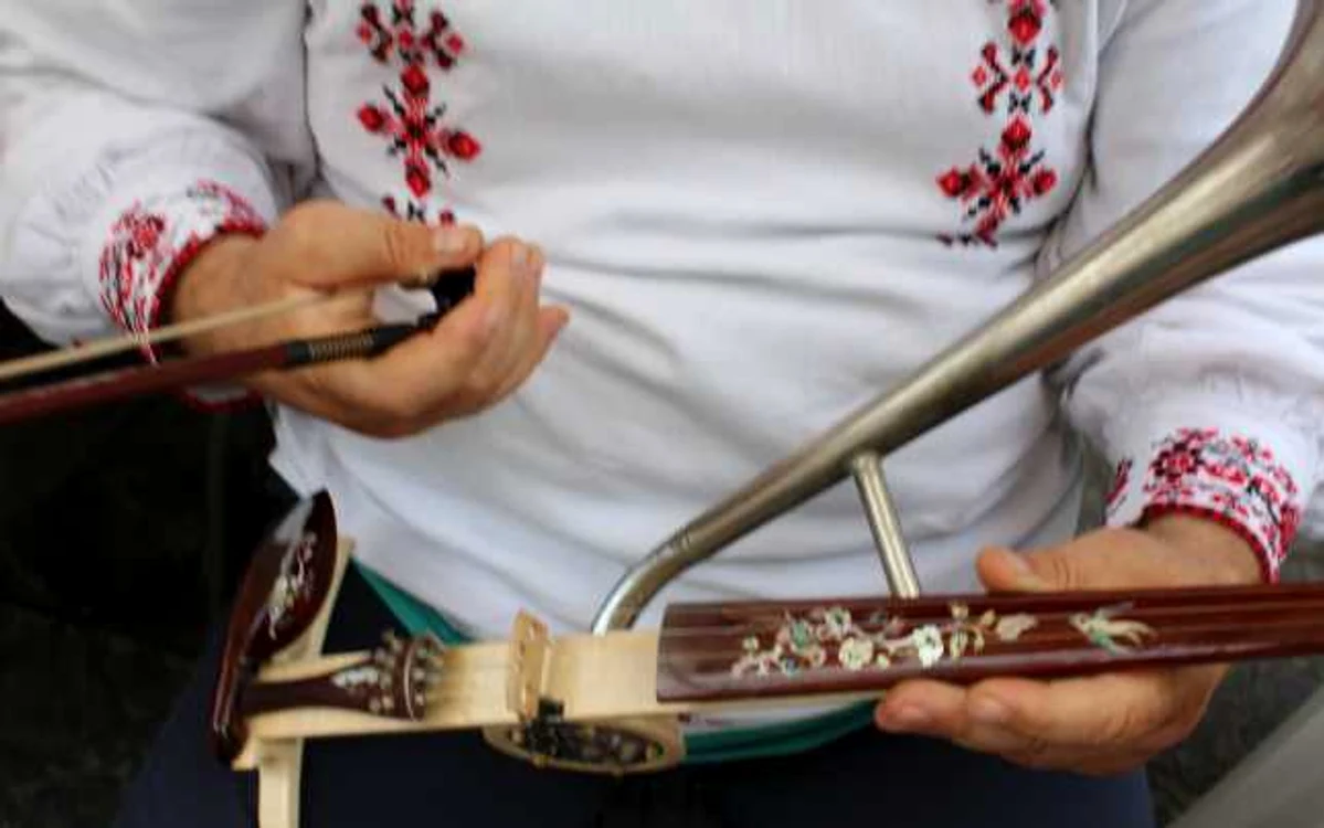 La vioară este ataşată şi o trompetă de pioneri