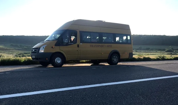 
    Microbuzul a fost golit de elevi, care au fost transportați la școală cu un alt mijloc de transportFotografii: Poliția Română  