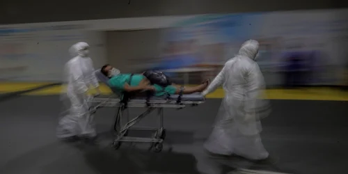 Medici pacient coronavirus COVID 19 pandemie spital terapie intensivă  FOTO EPA-EFE