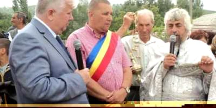 Primarul Doinel Grumezescu, (în mijloc, cu brasardă) și Culiță Tărâță, de loc din satul Iucșa, comuna Bozieni