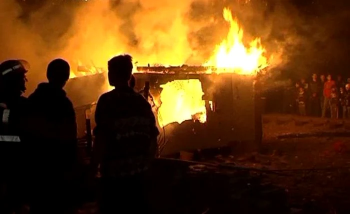 Bărbatul a dat foc casei în timp ce acolo dormeau mai multe persoane