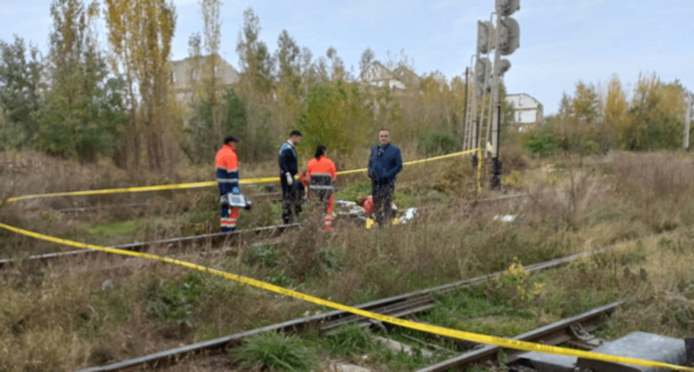 Băiat de 15 ani accidentat mortal de tren, în Dâmbovița, în timp ce traversa calea ferată cu bicicleta