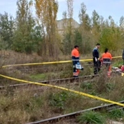 Minorul de 15 a fost lovit de tren în timp ce încerca să traverseze calea ferată. FOTO cronica-gaestiului.ro