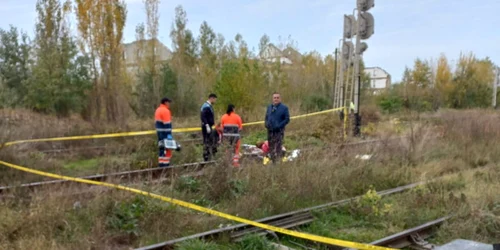 Minorul de 15 a fost lovit de tren în timp ce încerca să traverseze calea ferată. FOTO cronica-gaestiului.ro