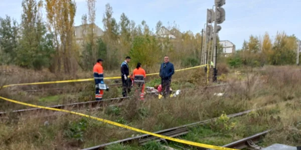 Minorul de 15 a fost lovit de tren în timp ce încerca să traverseze calea ferată. FOTO cronica-gaestiului.ro