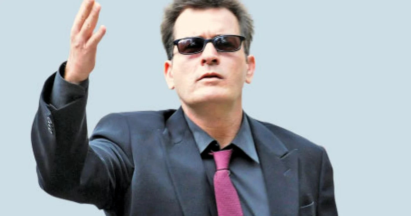 Charlie Sheen are o viaţă agitată 