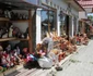 FOTO. Chinezăriile au ajuns şi la Horezu. Turiştii pleacă acasă cu obiecte made în China şi Bulgaria în locul ceramicii de Horezu
