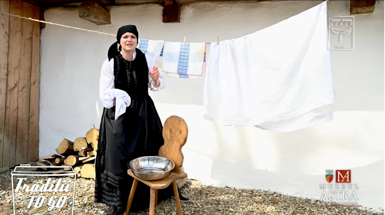 Serenela Mureşan - actriţă a Teatrului Naţional din Sibiu - într-o scenetă despre tradiţii populare Foto captură video