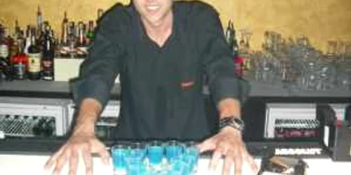 Adrian Pralea desenează în cafea (foto Facebook)