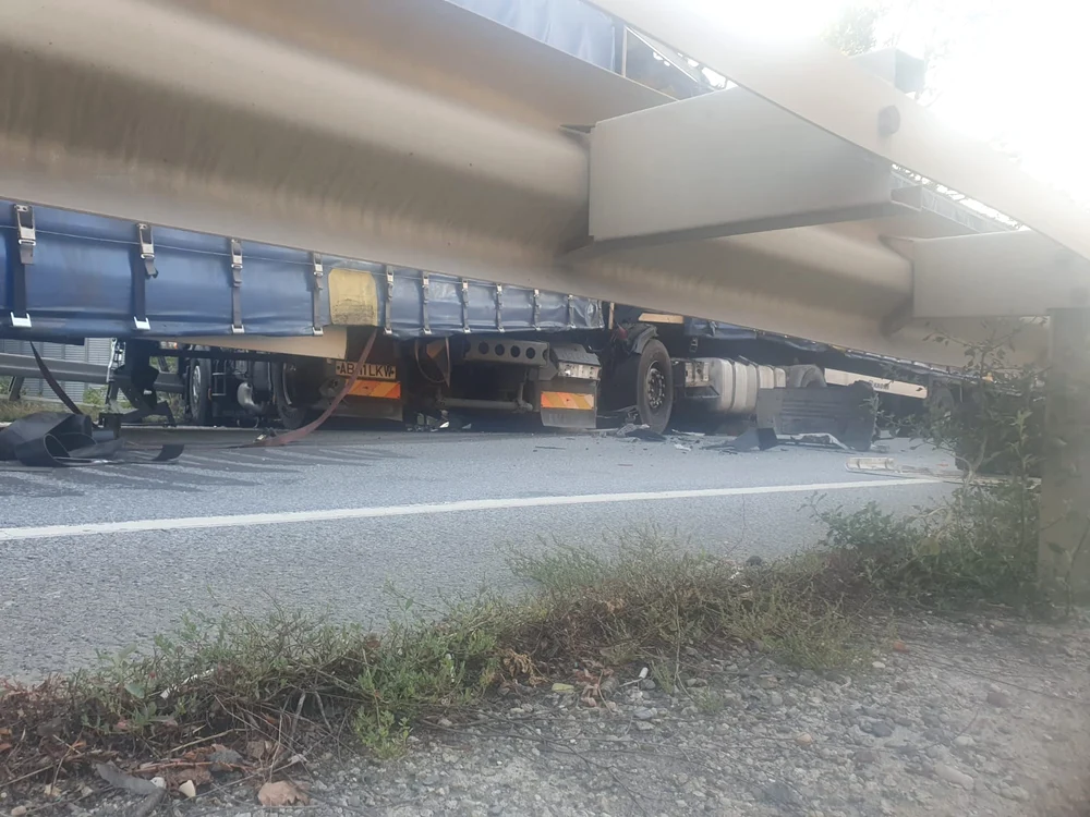Două TIR-uri s-au lovit pe DN 6, blocând ambele sensuri de mers FOTO: DRDP Craiova