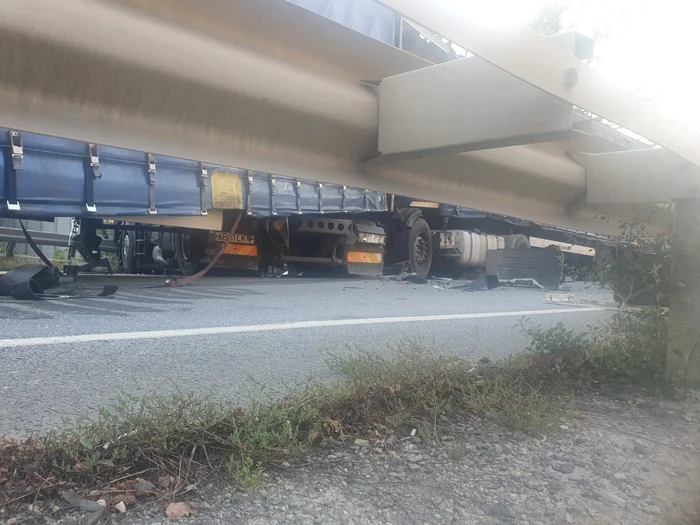 Două TIR-uri s-au lovit pe DN 6, blocând ambele sensuri de mers FOTO: DRDP Craiova