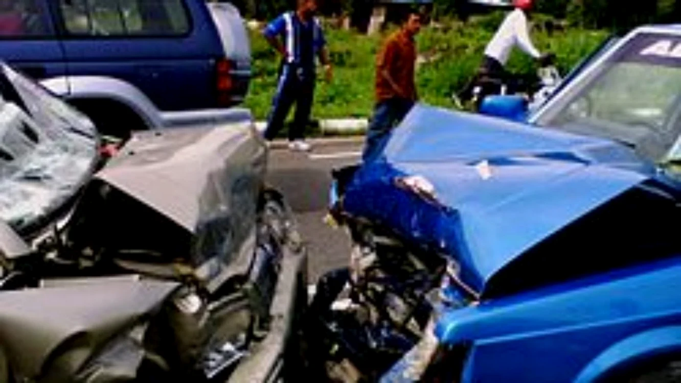 Accident rutier între două mașini