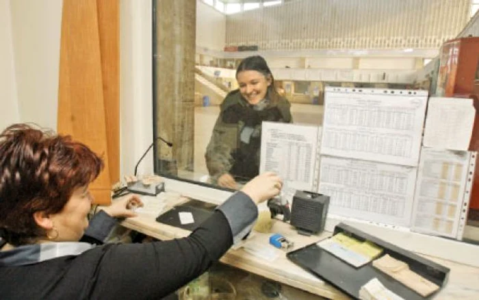 
    Biletele de tren se mai pot cumpara doar cu bani cash  