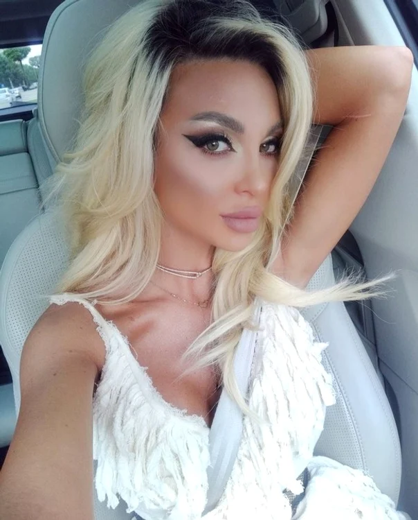 Elena Băsescu şi logodnicul Cătălin Gheorghe şi-au scos fetiţa din maternitate pe data de 7 iunie