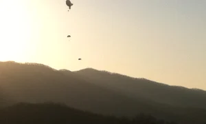 „Merg pentru cădere din cere cu paraşuta“ jpeg