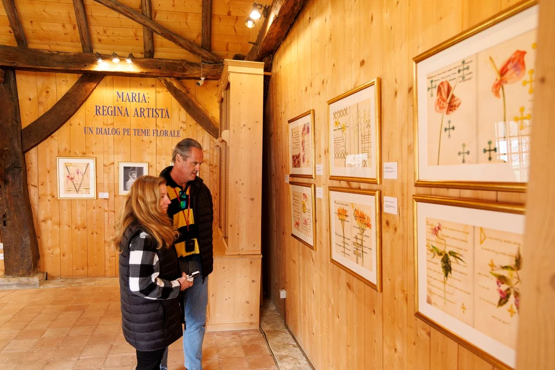 Expoziția „Maria: Regina artistă. Un dialog pe teme florale”, la Casa Regelui Charles al III-lea din Viscri