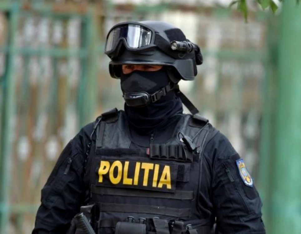 Poliţiştii au descins la cinci adrese din Timişoara şi Arad FOTO Poliţia Română
