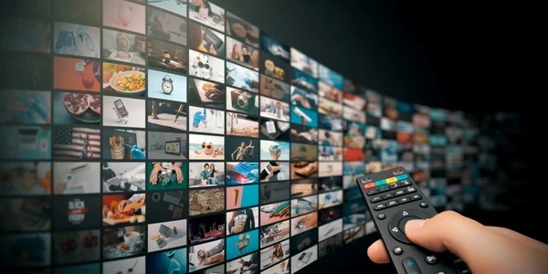 televiziune telecomanda ecrane tv foto shutterstock