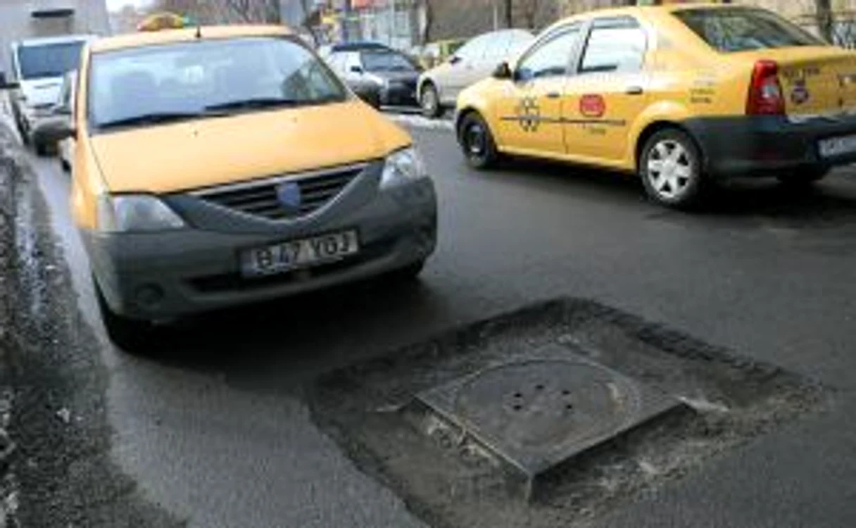 şoferii îşi rup maşinile în gropile din Bucureşti