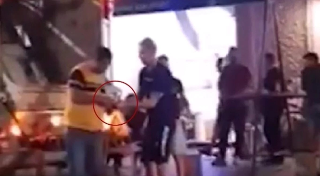
    Imaginile difuzate de Antena 3 surprind momentul când reprezentantul localului îi dă bani anjagatului de la salubritate  